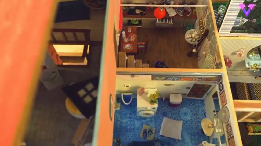 Mujer construye casa de muñecas totalmente funcional