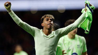 El atacante del Barcelona, Lamine Yamal, celebra tras anotar el tercer gol de su equipo en un partido, el 16 de marzo de 2025.