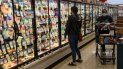 Una mujer observa los altos precios de los alimentos en un supermercado