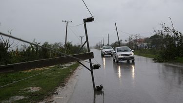 Vista de un poste de electricidad derribado por el huracán Irma sobre una carretera cubana.&nbsp;