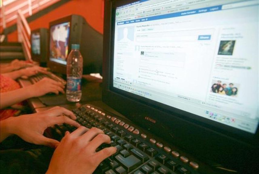 Una persona navegando en Internet. (EFE)