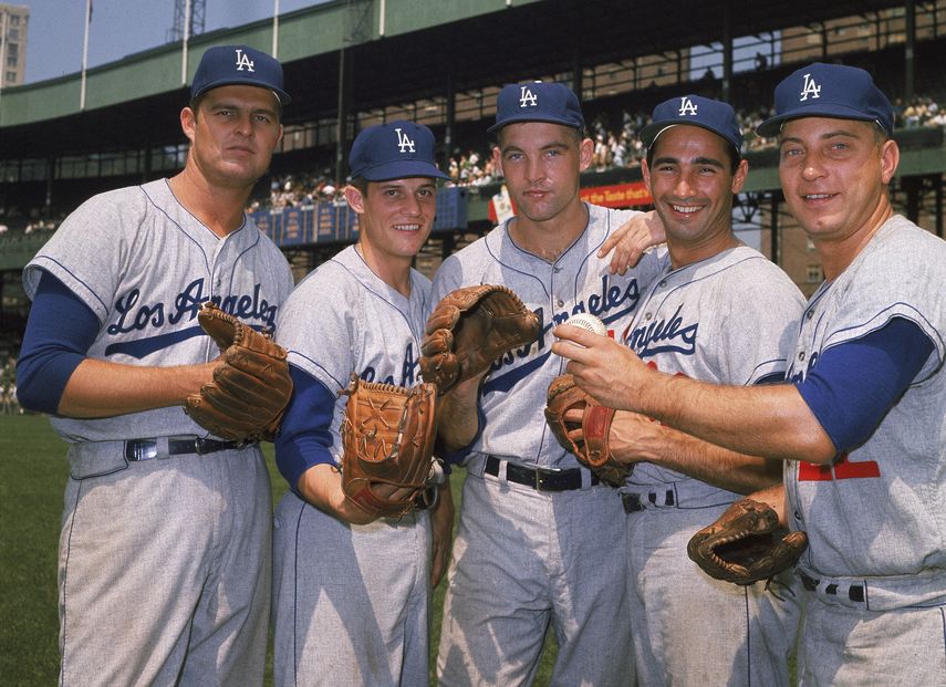 &nbsp;En imagen de archivo de agosto de 1962, los lanzadores de la rotación de los Dodgers de Los Ángeles posan juntos en el Dodger Stadium de Los Ángeles. De izquierda a derecha son Don Drysdale, Pete Richert, Stan Williams, Sandy Koufax y Johnny Podres.