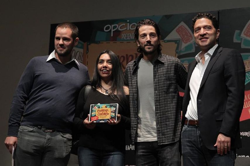 De izquierda a derecha, el director ejecutivo de &nbsp;Opciona, Gustavo Rivera, la caricaturista Cintia Bolio, el actor mexicano Diego Luna y el autor Alejandro Legorreta