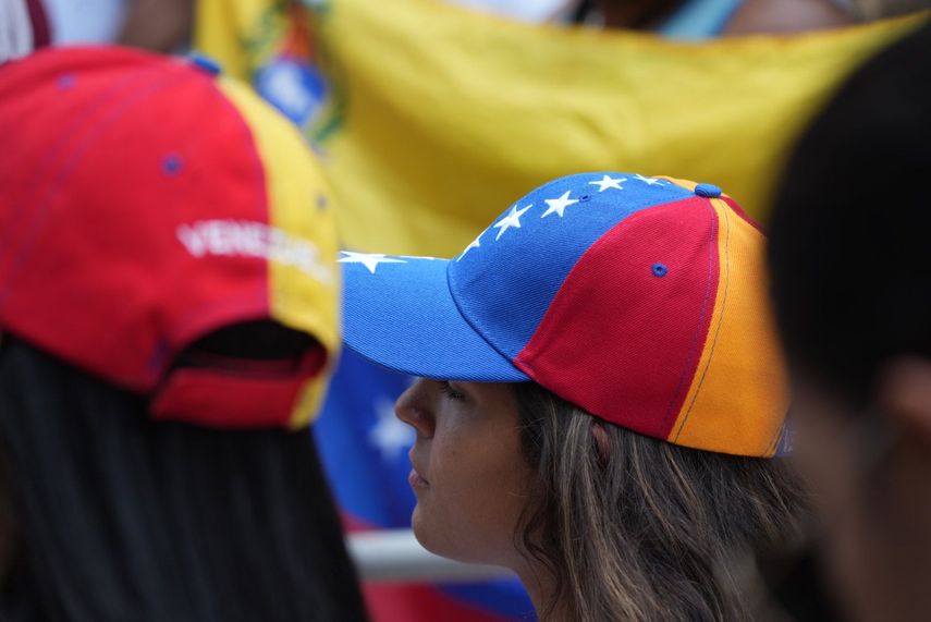 Venezolanos frente al antiguo edificio del consulado de Venezuela en Miami