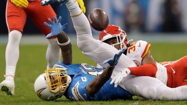 En esta foto del 18 de noviembre de 2019, Keenan Allen, de los Chargers de San Diego, no puede atrapar un balón, en un forcejeo con Charvarius Ward, de los Chiefs de Kansas City. El partido se realizó en el Estadio Azteca de Ciudad de México 