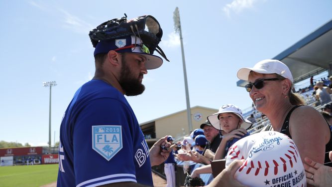 Rowdy Téllez de los Azulejos de Toronto firma autógrafos previo a un juego de pretemporada contra los Filis de Filadelfia en Dunedin, Florida, el martes 28 de febrero de 2019.&nbsp;