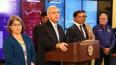 El alcalde Carlos Gim&eacute;nez (centro) habla sobre la preparaci&oacute;n para prevenir el coronavirus.