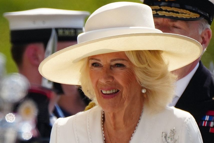 La reina Camila de Gran Bretaña asiste a un servicio conmemorativo nacional en el Arboreto Conmemorativo Nacional de Alrewas, en el centro de Inglaterra, el 15 de agosto de 2025, para conmemorar el 80.º aniversario del Día de la Victoria sobre Japón y el fin de la Segunda Guerra Mundial.&nbsp;