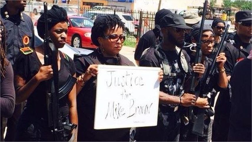 Muchos de los manifestantes vestían camisetas blancas con una insignia policial y algunos de ellos explicaron a los medios que es necesario que los estadounidenses respeten el proceso judicial y eviten juzgar las acciones de Wilson hasta que la investi