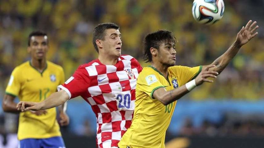 Kovacic luchando un balón con Neymar durante el mundial Brasil 2014 (EFE)