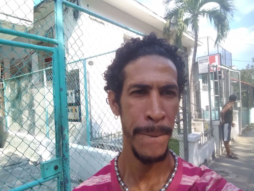 Ángel Cuza, fue uno de los primeros periodistas en informar de la explosión del Hotel Saratoga en 2022 por lo que fue detenido por la Seguridad del Estado.