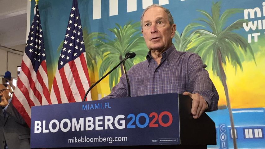 Mike Bloomberg habla en Miami, durante una visita a su sede de campa&ntilde;a 2020.