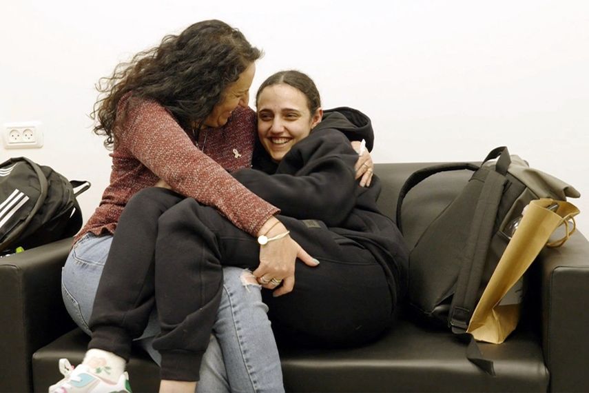 Esta fotografía publicada por el ejército israelí muestra a la ex rehén israelí Romi Gonen con su madre Merav en un lugar no revelado en Israel el 19 de enero de 2025 después de que se implementara un alto el fuego y un acuerdo de intercambio de rehenes y prisioneros en la guerra entre Israel y Hamás.&nbsp;