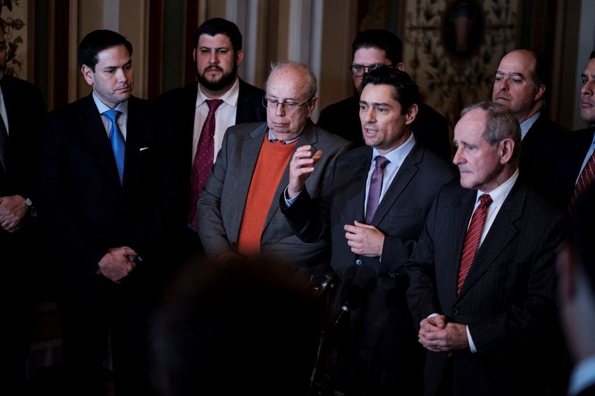 Carlos Vecchio (2d), encargado de Negocios de Venezuela con EEUU, habla con los medios de comunicación este miércoles en el Capitolio, en Washington.&nbsp;