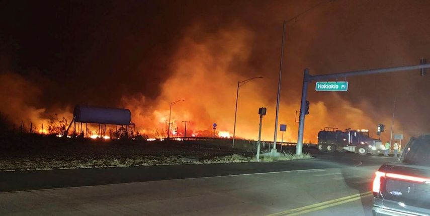 La foto muestra llamas y humo en la intersección de Hokiokio Place y Lahaina Bypass en Maui, Hawai, EEUU, 8 de agosto de 2023. 