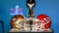 El trofeo Vince Lombardi y los cascos de San Francisco y Kansas City se muestran en el marco de la conferencia de prensa del comisionado de la NFL, Roger Goodell, previo al Super Bowl 58, el lunes 5 de febrero de 2024, en Las Vegas. 
