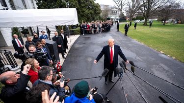 El presidente Donald Trump conversa con los medios a su salida de la Casa Blanca.&nbsp;