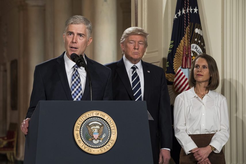 El nominado a la Suprema Corte, Neil Gorsuch, habla después del anuncio hecho por el presidente de los Estados Unidos, Donald&nbsp;Trump&nbsp;(d), este martes 31 de enero de 2017, en la Casa Blanca, en Washington.