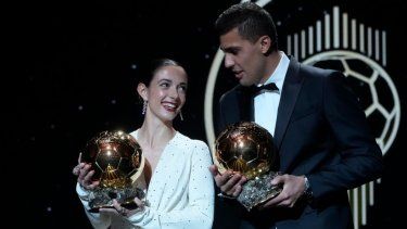 Los jugadores españoles Aitana Bonmatí (izquierda) y Rodri Hernández muestras sus trofeos al Balón de Oro, el lunes 28 de octubre de 2024, en París.