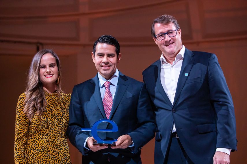 C&eacute;sar Conde recibiendo el &ldquo;Impact Award&rdquo; durante la velada.