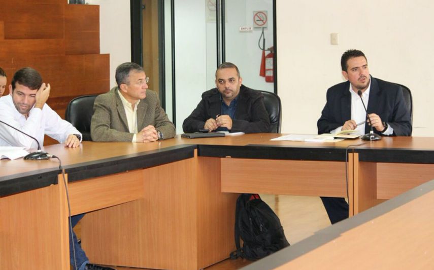 En una reunión abierta a los medios de comunicación y realizada en la  sede administrativa del Parlamento, los distintos partidos opositores mostraron su apoyo a la iniciativa.