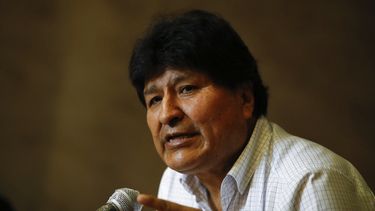 El expresidente boliviano Evo Morales da una conferencia de prensa en Buenos Aires, Argentina, el jueves 22 de octubre de 2020. Aunque la justicia boliviana anuló el lunes 26 de octubre de 2020 una orden de detención contra Morales, actualmente refugiado en Argentina, no se sabe si el político regresará al país para la asunción presidencial de su exministro Luis Arce.