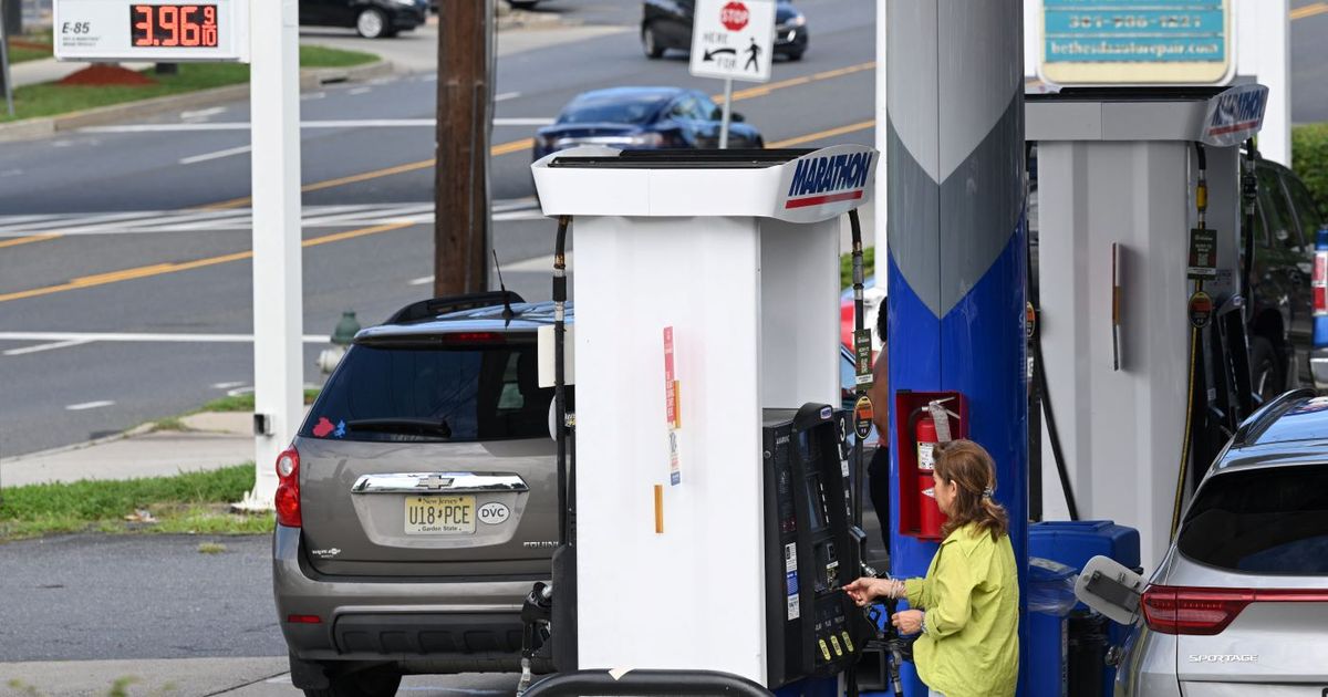 Precio del barril de petróleo estadounidense cierra a 57,46 dólares