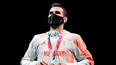 Aron Szilagyi, medallista de oro de Hungría, celebra durante la ceremonia de entrega de medallas para el sable individual masculino durante los Juegos Olímpicos de Tokio 2020 &nbsp;
