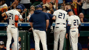 Yordan Álvarez #44 de los Astros de Houston recibe ayuda para salir del campo tras torcerse el tobillo en el plato durante la primera entrada contra los Rangers de Texas en el Daikin Park el 15 de septiembre de 2025 en Houston, Texas. 