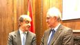 Antonio Ledezma conversa con el diputado español, Fernando Maura.&nbsp;