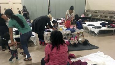 En imagen de archivo del jueves 29 de noviembre de 2018, la migrante guatemalteca Cirila Alejandra Calelpu, sentada, descansa en el refugio de migrantes de la Catedral del Inmaculado Coraz&oacute;n de Mar&iacute;a, en Las Cruces, Nuevo M&eacute;xico.&nbsp;