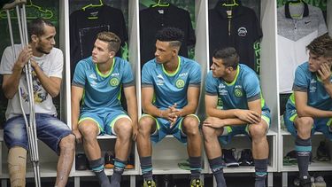 Helio Neto, sobreviviente de la tragedia, habla con los juveniles del club en el vestuario.