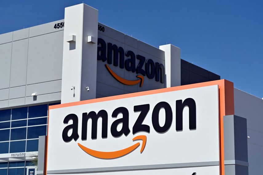 El logo de Amazon en una de sus instalaciones en Estados Unidos.