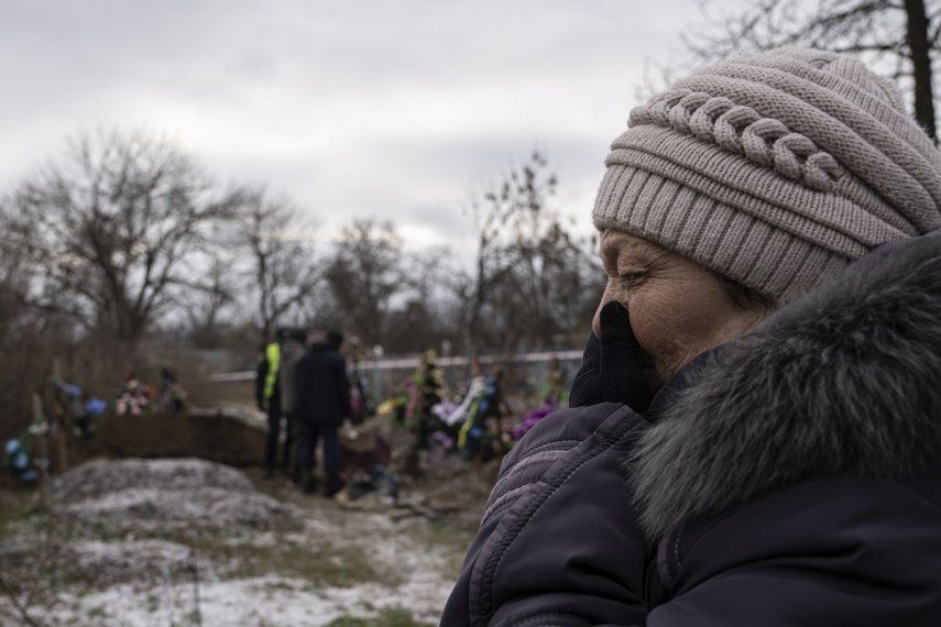 Tamila Pyhyda llora durante la exhumación de su marido, Serhii Pyhyda, asesinado por fuerzas rusas, en la localidad recién liberada de Vysokopillya, Ucrania, el lunes 5 de diciembre de 2022. Los ocupantes rusos dejaron toda clase de trampas cuando huyeron de la ciudad sureña de Jersón, que aún no ha vuelto a la normalidad.&nbsp;&nbsp;