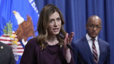 La administradora de la DEA, Anne Milgram, habla durante una rueda de prensa en el Departamento de Justicia en Washington, el viernes 14 de abril de 2023.&nbsp;