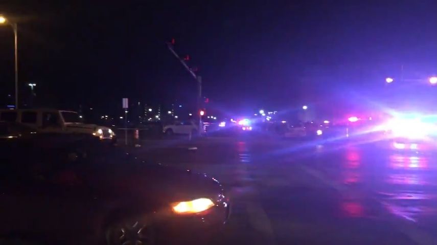 Fuerzas policiales mantenían cerrados los accesos a la Universidad Tecnológica de Texas donde un estudiante mató a un policía de un disparo en la cabeza.