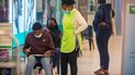 Varias personas esperan para vacunarse contra el COVID-19 en un centro comercial en Johannesburgo, Sudáfrica, el viernes 26 de noviembre de 2021. Varias personas esperan para vacunarse contra el COVID-19 en un centro comercial en Johannesburgo, Sudáfrica, el viernes 26 de noviembre de 2021.
