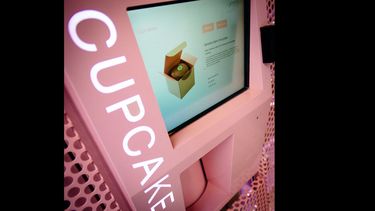 En la ciudad que nunca duerme, la última ocurrencia de una pastelería de la Gran Manzana ha sido abrir un cajero automático para que los neoyorquinos puedan saciar su apetito por los cupcakes a cualquier hora del día. (EFE)