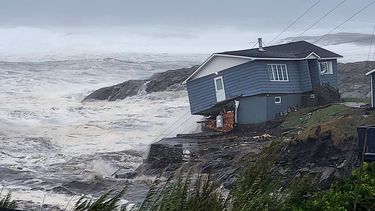 En esta imagen proporcionada por Wreckhouse Press, una casa se ve azotada por el viento de la tormenta Fiona en Port aux Basques, Terranova y Labrador, el sábado 24 de septiembre de 2022. La casa terminó perdida en el mar.&nbsp;
