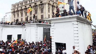 Los manifestantes que exigen la renuncia del presidente de Sri Lanka, Gotabaya Rajapaksa, se reúnen dentro del complejo del Palacio Presidencial de Sri Lanka en Colombo el 9 de julio de 2022.&nbsp;