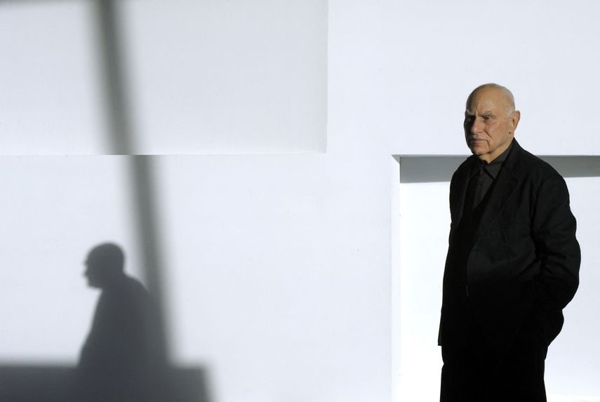 El artista y escultor estadounidense Richard Serra posa durante una visita al Centro de Arte Laboral de Gijón el 21 de octubre de 2010, antes de la entrega de los premios Príncipe de Asturias.