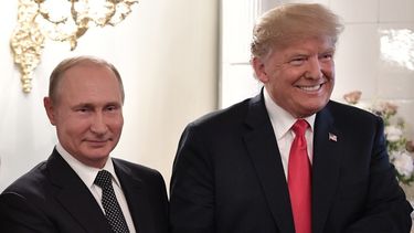 Vladimir Putin, presidente ruso, junto al mandatario estadounidense Donald Trump.