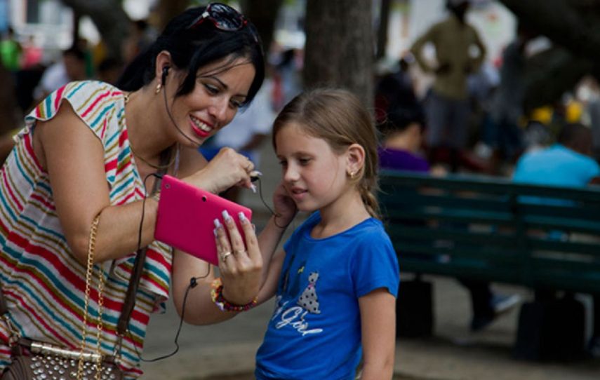 Una madre y su hija en un punto WiFi habanero. (ACN)