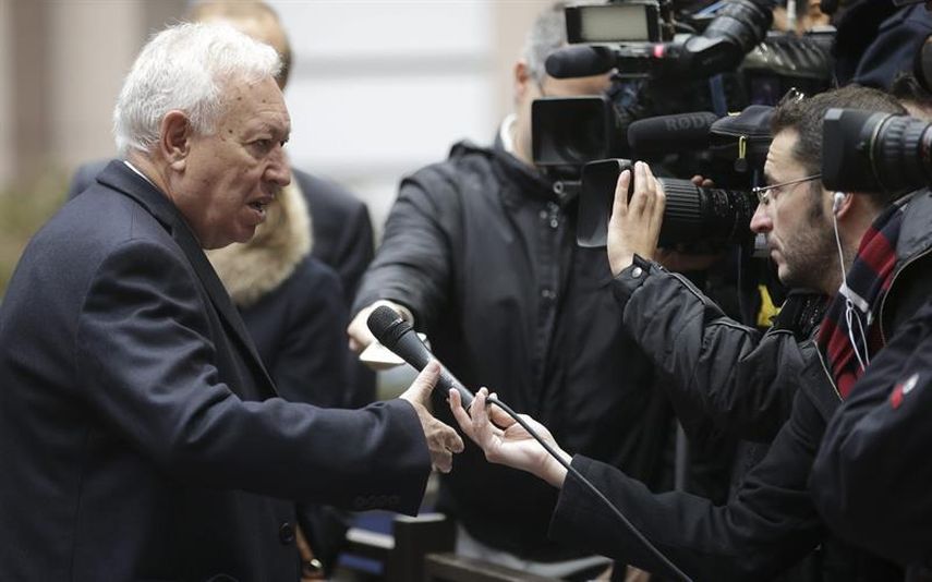 El ministro español de Asuntos Exteriores, José Manuel García-Margallo, atiende a la prensa a su llegada al consejo de ministros de Exteriores de la UE en Bruselas este lunes. (EFE)
