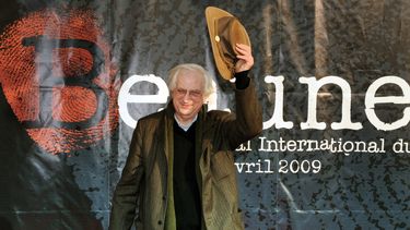 En esta foto de archivo tomada el 5 de abril de 2009, el director francés Bertrand Tavernier posa durante el festival internacional de películas de suspenso y crimen en Beaune, en el centro de Francia. Bertrand Tavernier, de 79 años, murió el 25 de marzo de 2021, anunció el Institut Lumiere.