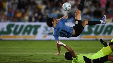 Edinson Cavani, de la selección de Uruguay, anota de chilena ante Venezuela, el martes 1 de febrero de 2022, en un encuentro de la eliminatoria a la Copa del Mundo