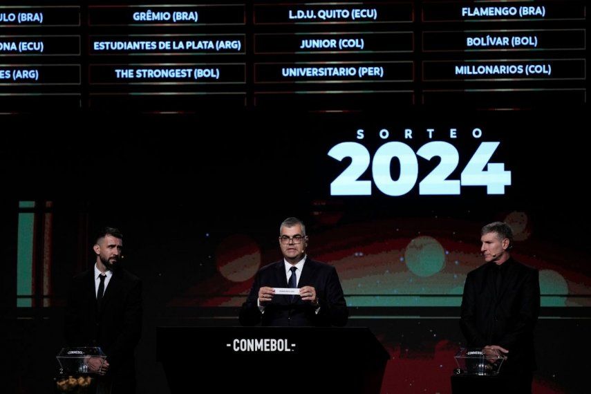 Frederico Nantes, centro, director de competencias de CONMEBOL, presenta el papel con el nombre de Rosario Central, de Argentina, durante el sorteo de la Copa Libertadores, en Luque, Paraguay, el lunes 18 de marzo de 2024. Fluminensees el actual campeón del torneo&nbsp;