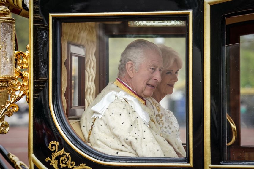 El Rey Carlos III de Reino Unido y la reina consorte Camilla viajan en el Diamond State Coach, en la Procesión del Rey, un viaje de dos kilómetros desde el Palacio de Buckingham hasta la Abadía de Westminster en el centro de Londres el 6 de mayo de 2023, antes de sus coronaciones.&nbsp; &nbsp; &nbsp;