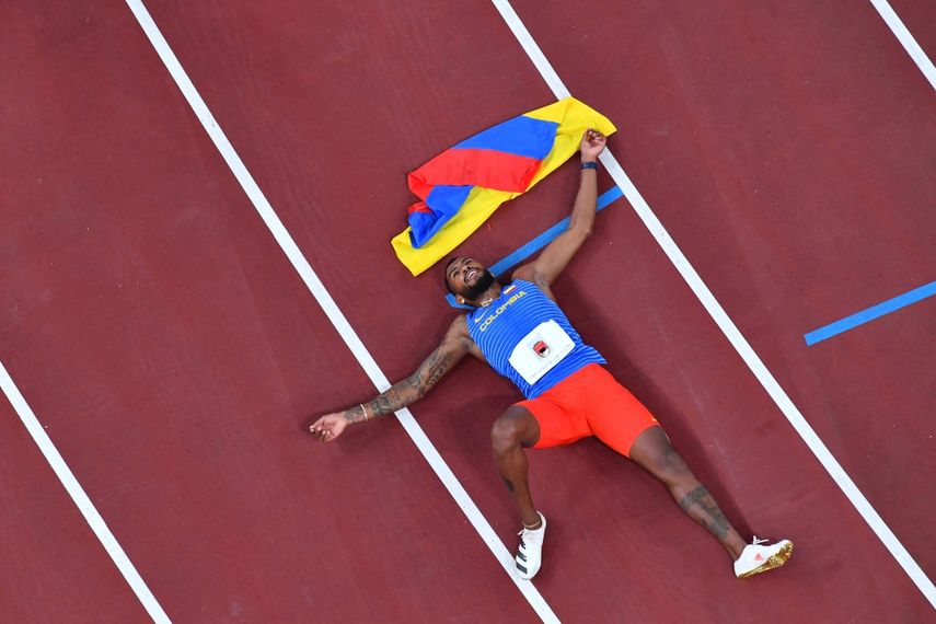 Una descripción general muestra al colombiano Anthony José Zambrano mientras celebra su segundo lugar en la final masculina de 400 metros durante los Juegos Olímpicos de Tokio 2020