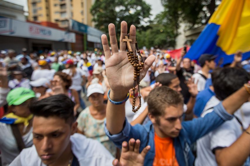 Oposición venezolana marchó en silencio con los brazos en alto portando crucifijos y rosarios.&nbsp;